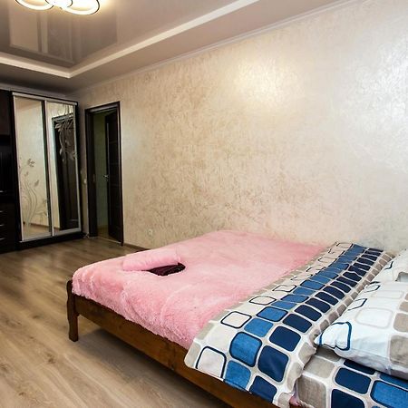 Подобово В Центрі Поряд Жд Ternópil Exterior foto